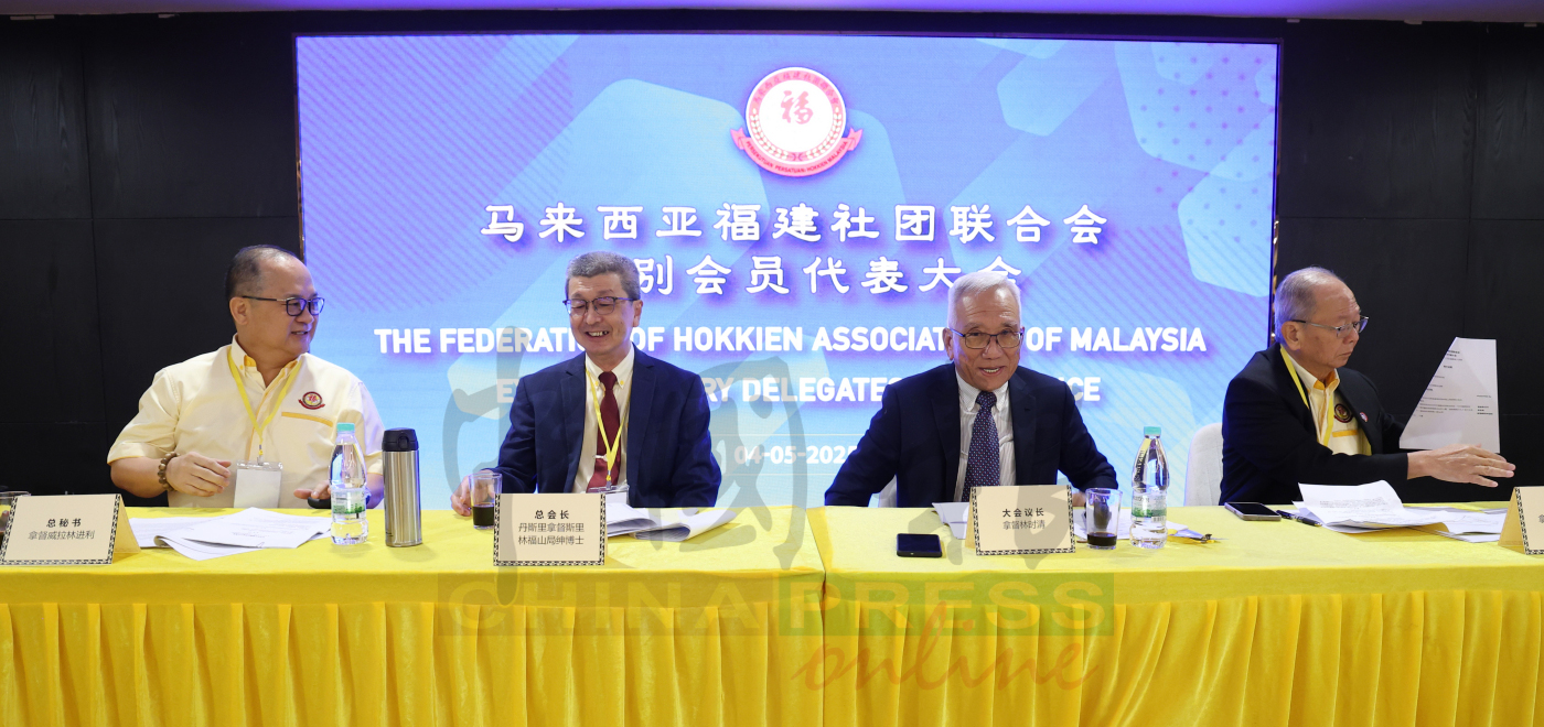 林时清（右2）主持特大；左起为林进利、林福山及林春景。