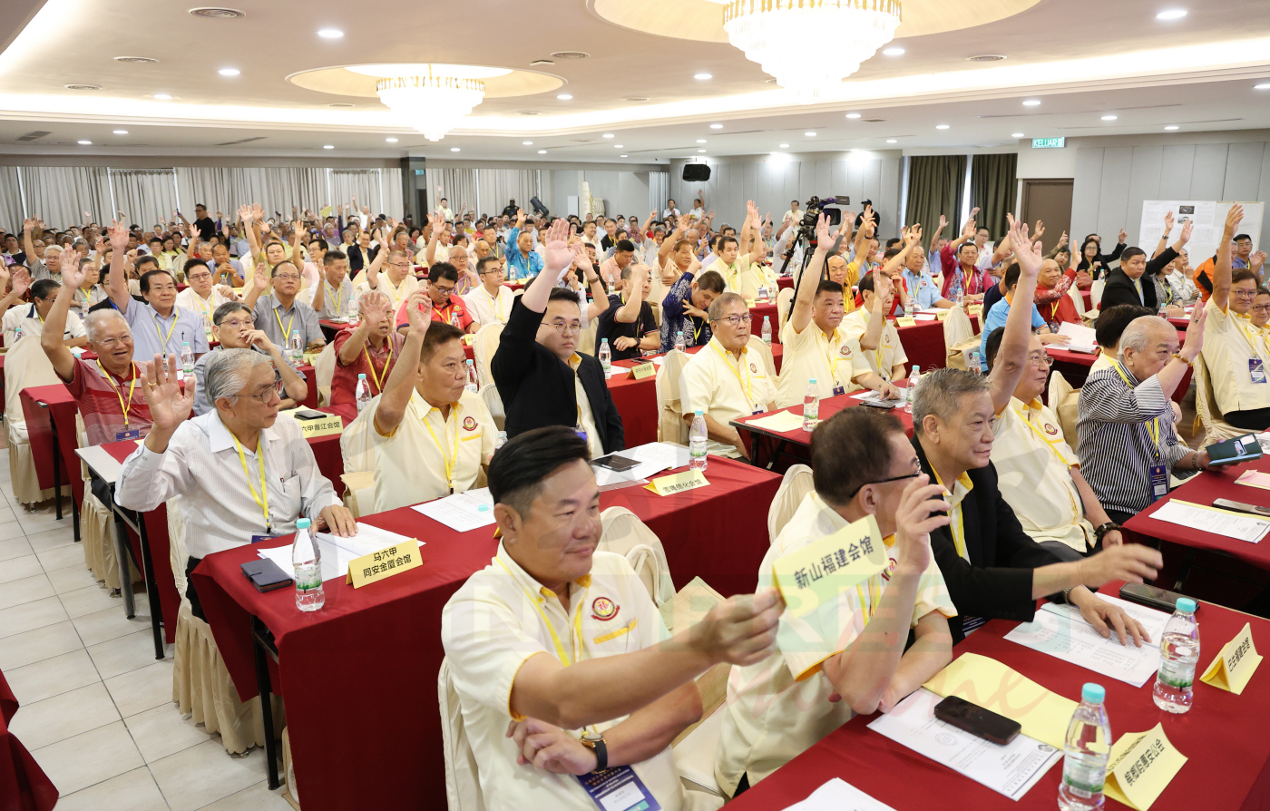 145名来自各个属会的首席代表，针对3项提案进行举手表决。