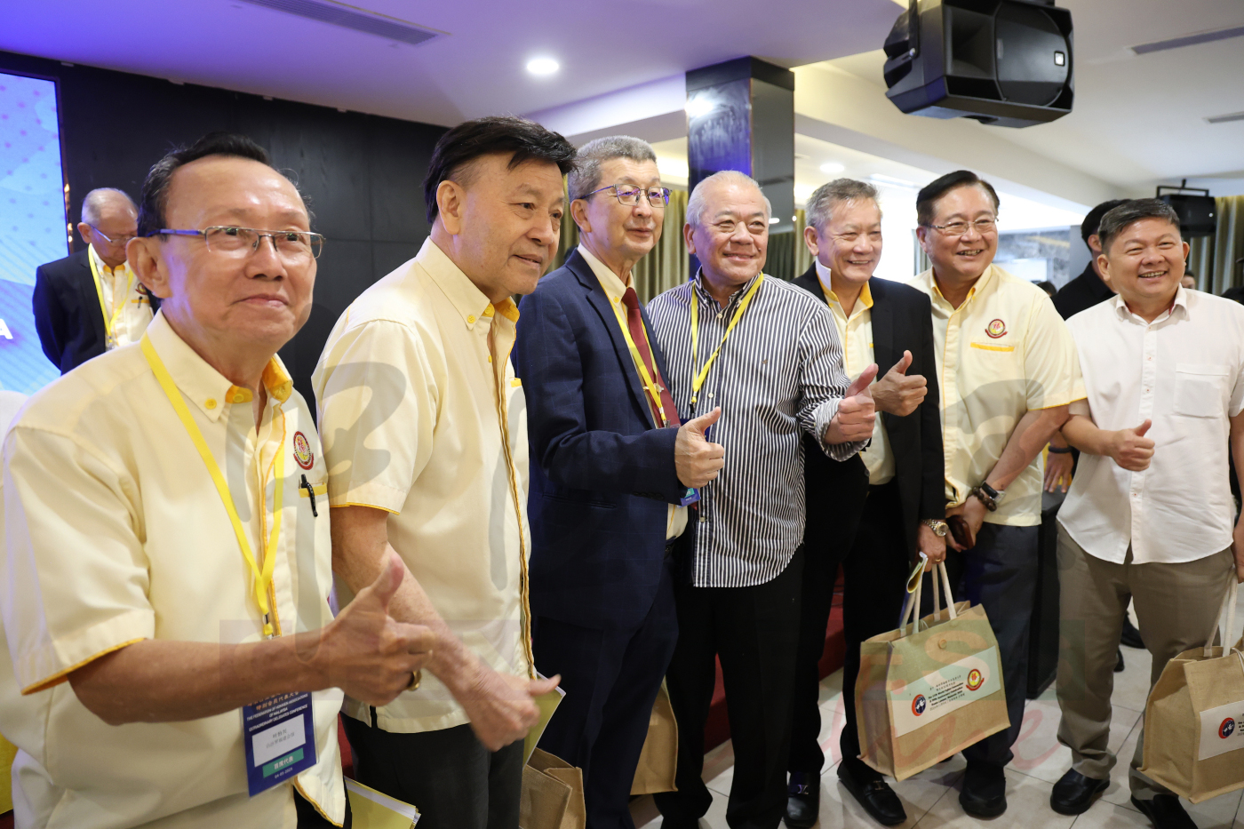 吴添泉（中）出席福联会特大，并与林福山（左3）寒暄，左起为叶怡兴、陈康益、吴亚烈、黄振兴与林家全。