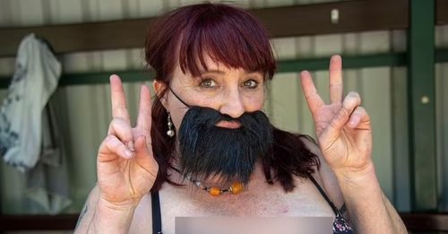 抗议不甩法院性别裁定 英女权人士戴假胡须冲男泳池