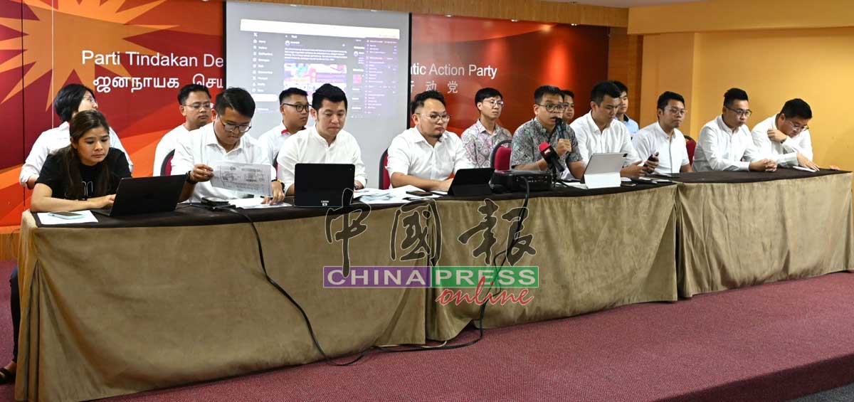 社青团在记者会发布声明，谴责马华对MyKiosk的不实指控，左2起为林耀迪、黄天荣、林骏荣、王俊伟、林书臣、陈威涌、邱惠进及郭齐升。