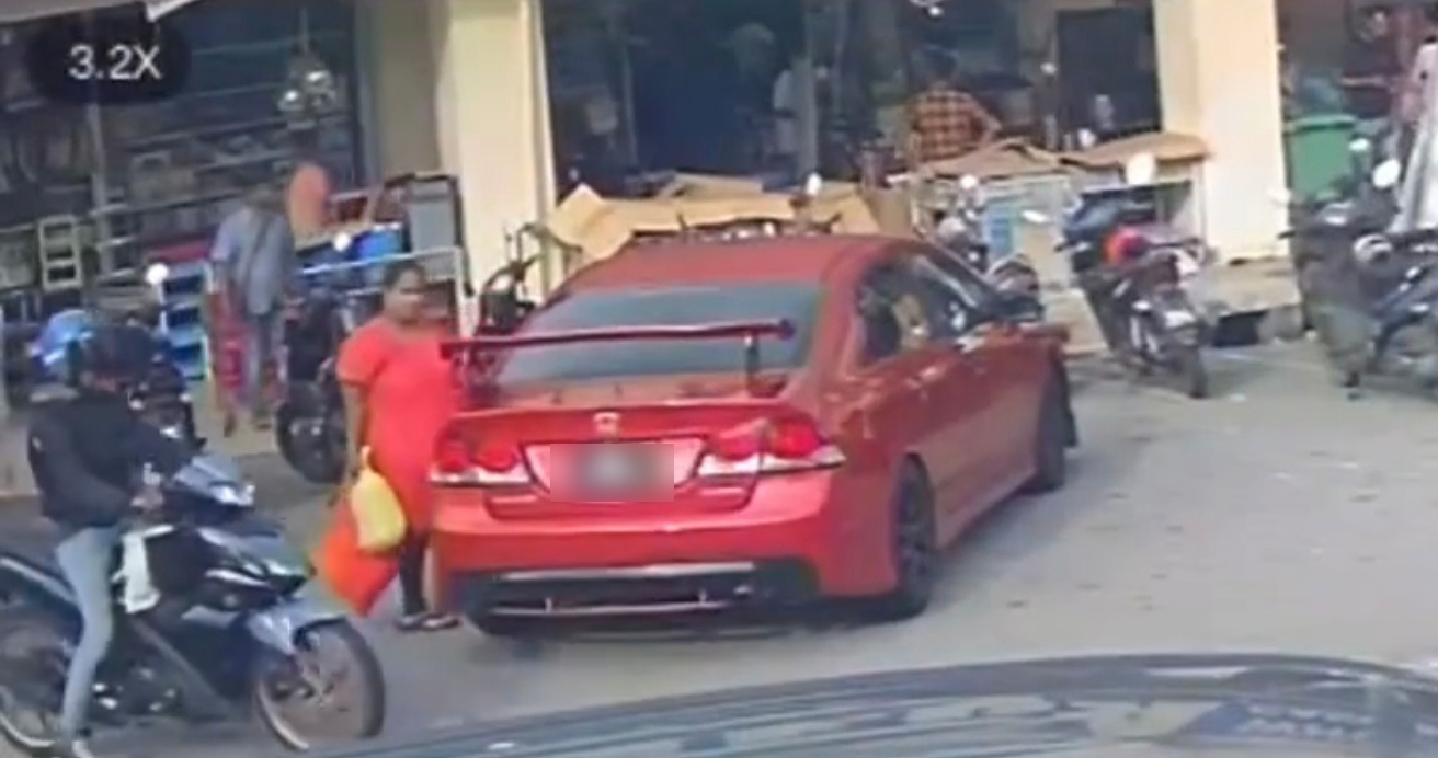 2名摩哆掠夺匪在路上寻找“猎物”。