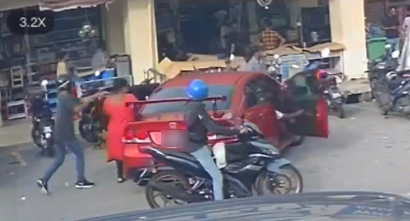 其中一名掠夺匪抢劫后做贼心虚，在逃跑时腿软摔倒。