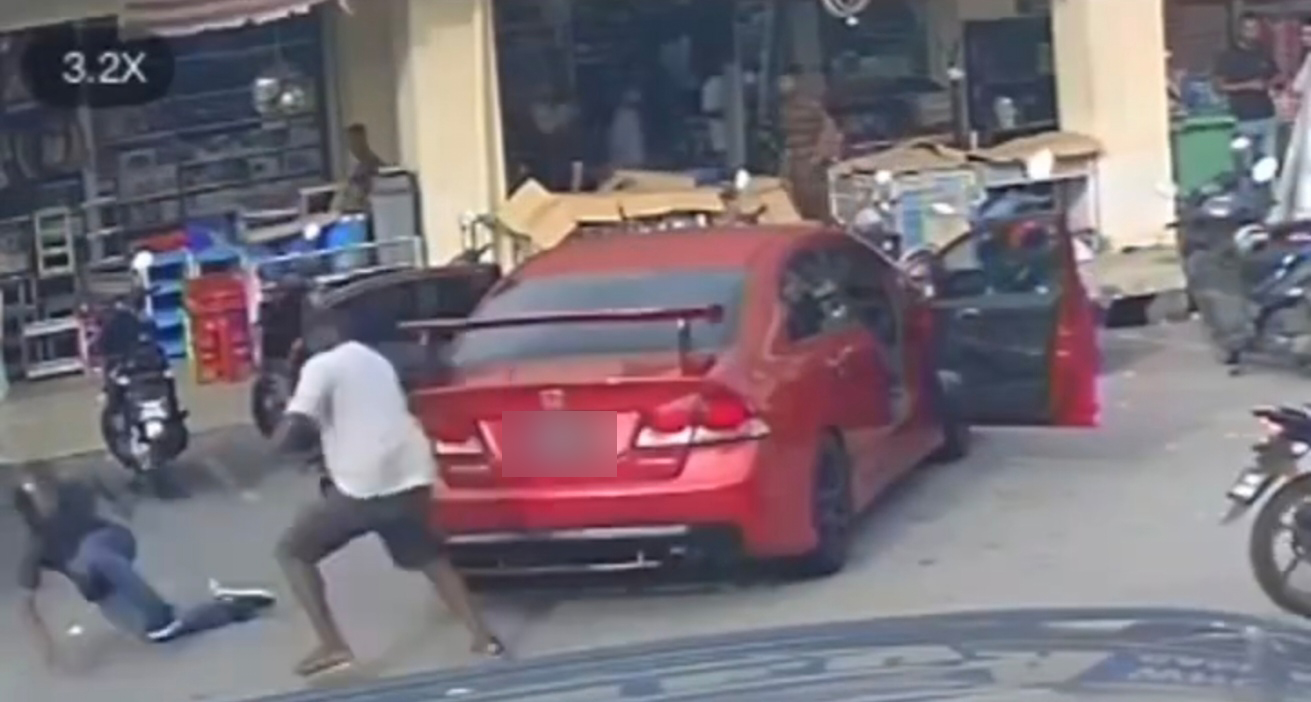 其中一名掠夺匪抢劫后做贼心虚，在逃跑时腿软摔倒。