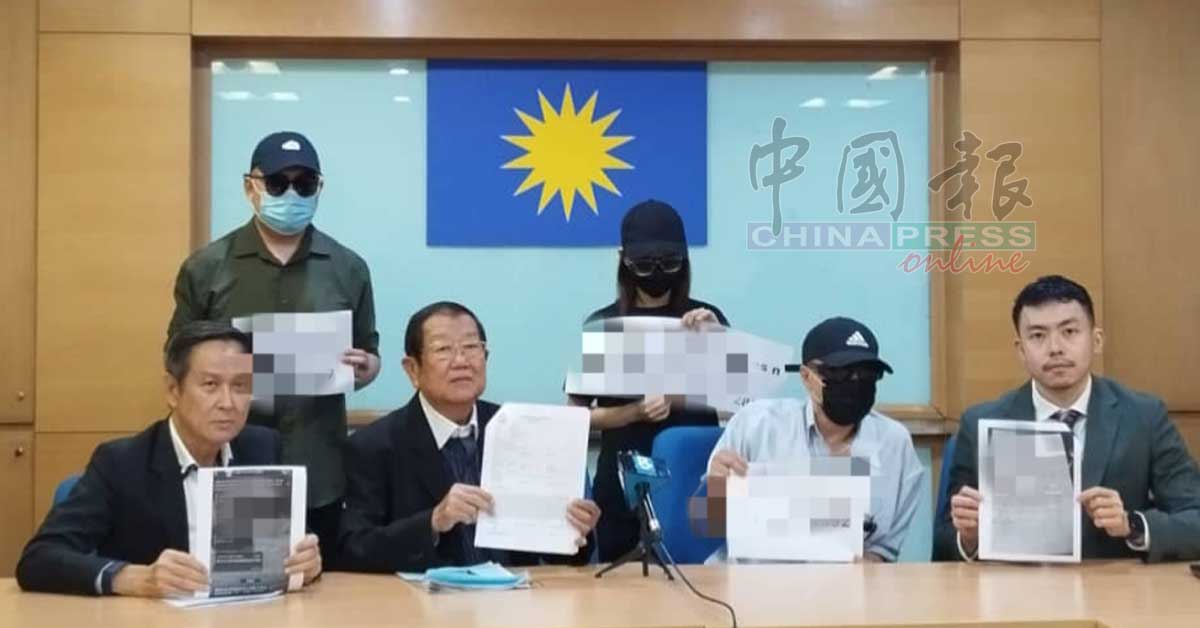 梁先生（前排右2）指，他已为幼女连本带利偿还15万令吉债务。前排右起为该部律师张朝盛、张天赐和顾问拿督吴文恭；后排右起为梁小姐和另一名事主李先生。
