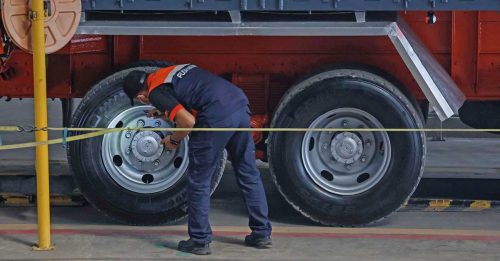 电脑验车中心更严格执行 查商用车 轮胎胎纹厚度