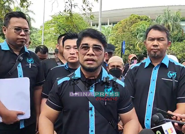 希山慕丁(右2)指出,涉事的公司持有人即巫裔百万富翁,曾答应会归还所有投资款项,惟至今仅偿还每名投资者500令吉。