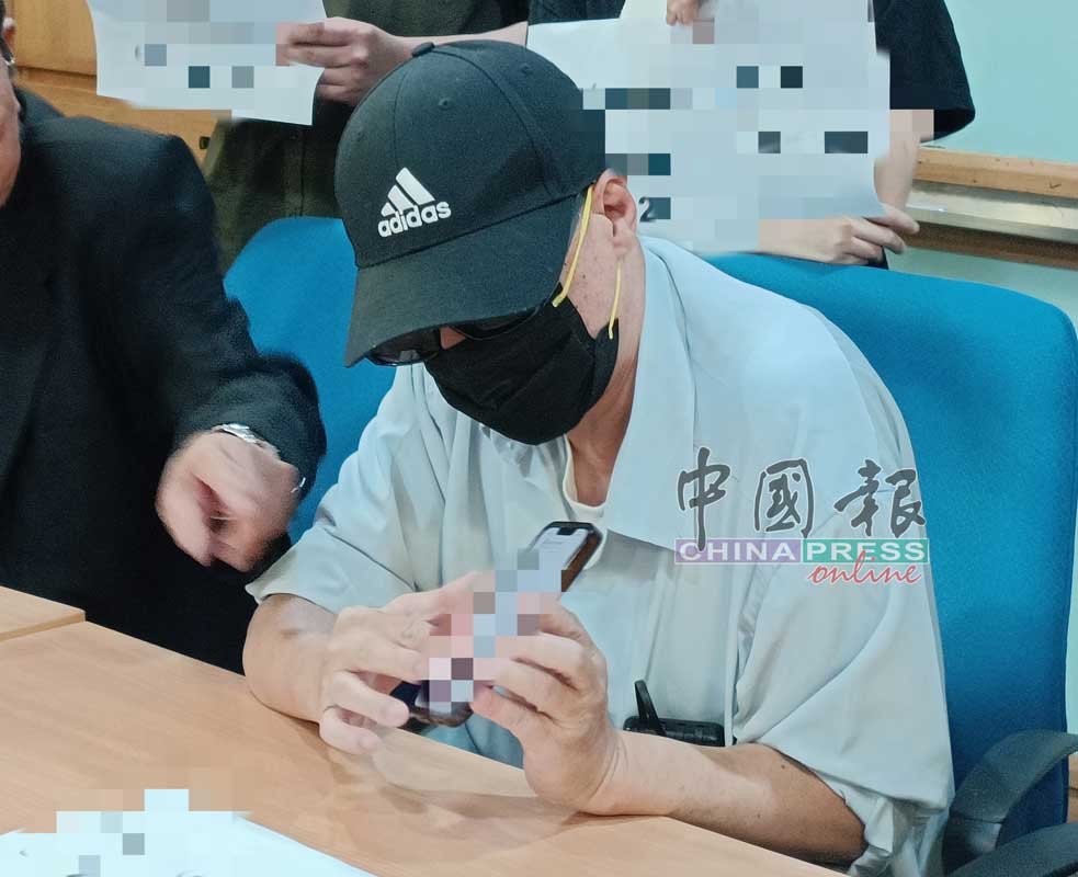 梁先生向记者展示阿窿发送给他的恐吓讯息。
