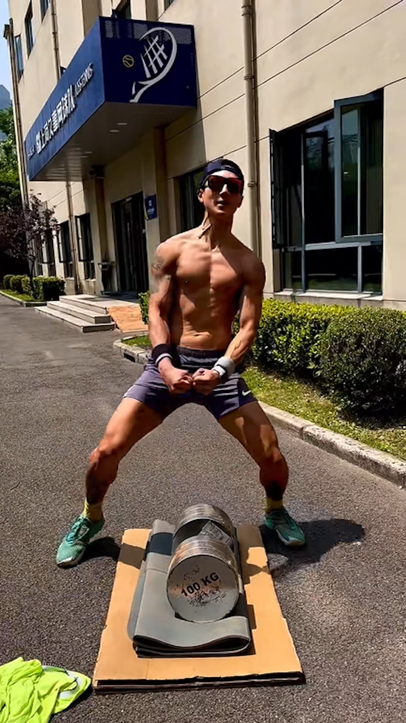 单手举起100公斤哑铃 吴尊挑战结果曝光