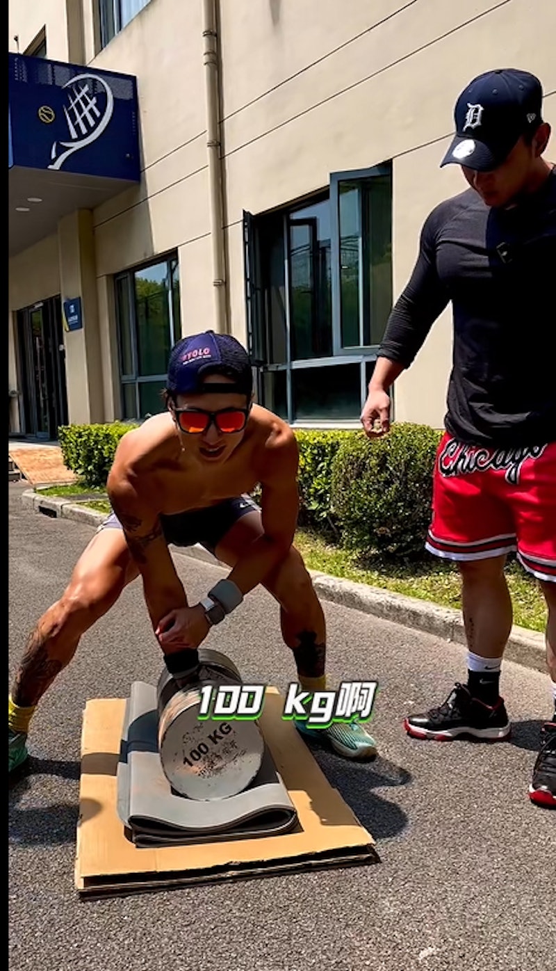 吴尊挑战单手举起100公斤的哑铃。