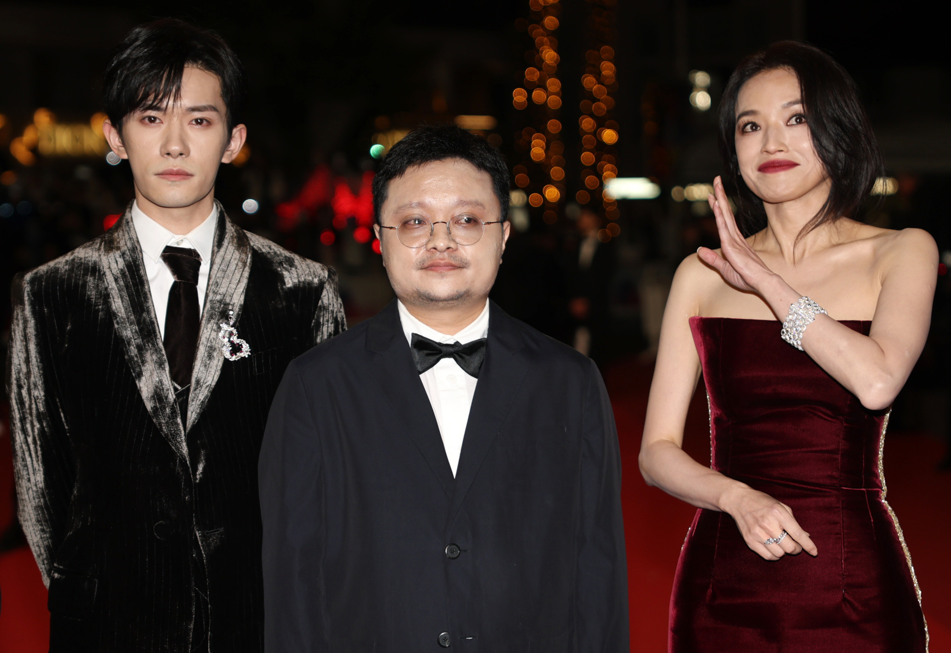 舒淇低胸礼服登红毯 获赞“东方美神降临”