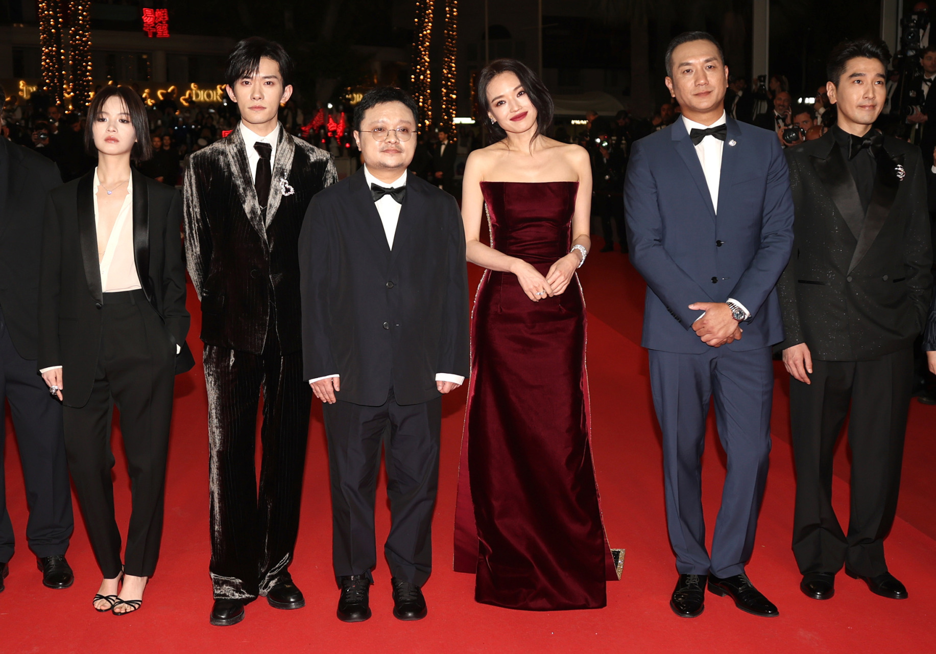 舒淇低胸礼服登红毯 获赞“东方美神降临”