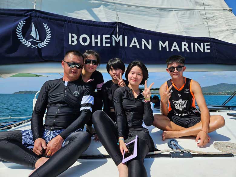 死者（右）与一家人到泰国普吉岛旅游时的开心合影。