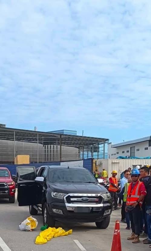 死者在路旁打开后车门准备取货时，突遭一辆驶来的沙石罗厘从后撞上，宣告不治。（取自社媒）