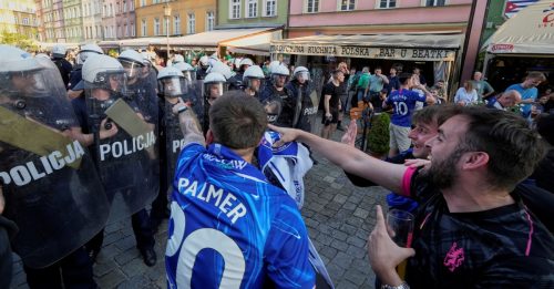 欧会杯｜切尔西贝迪斯球迷街头火并 英格兰足球流氓名不虚传