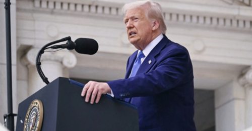 演讲时“砰”一声巨响 特朗普搞笑摸耳朵