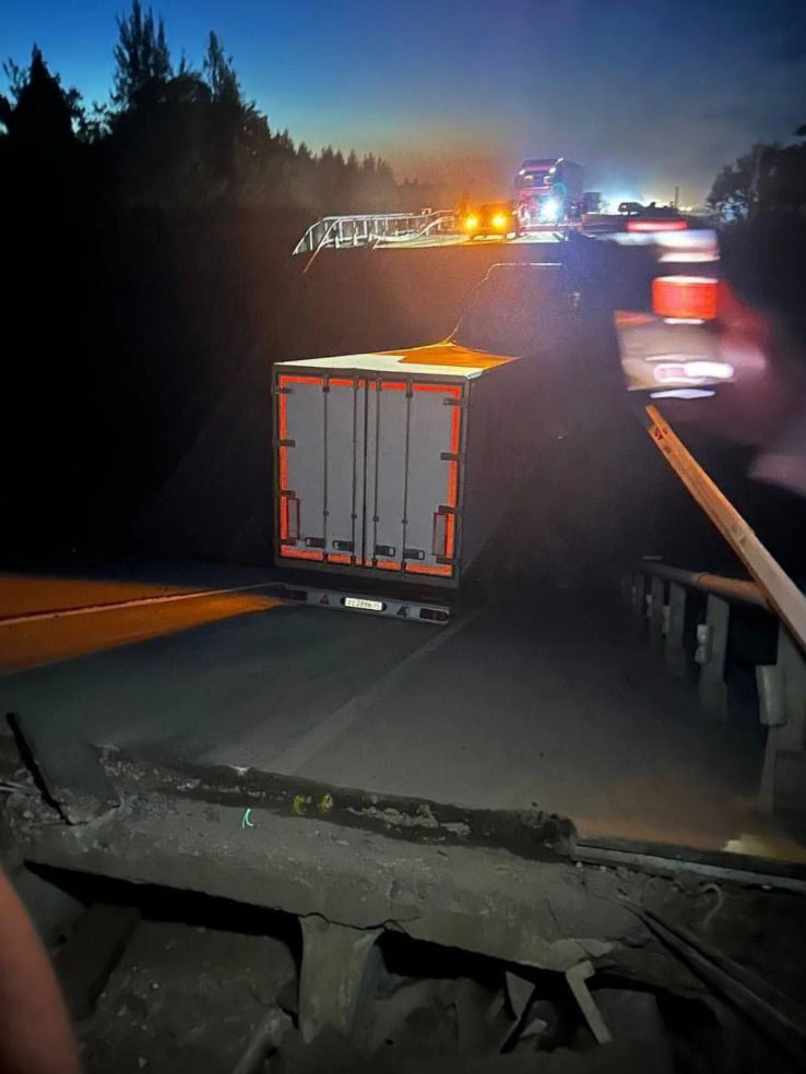 俄公路爆炸桥梁塌砸列车 酿7死69人伤