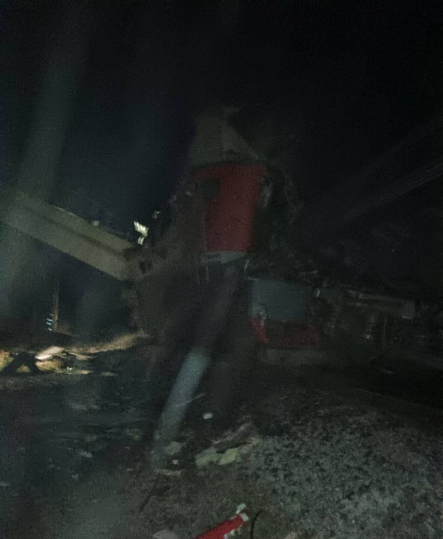 俄公路爆炸桥梁塌砸列车 酿7死69人伤