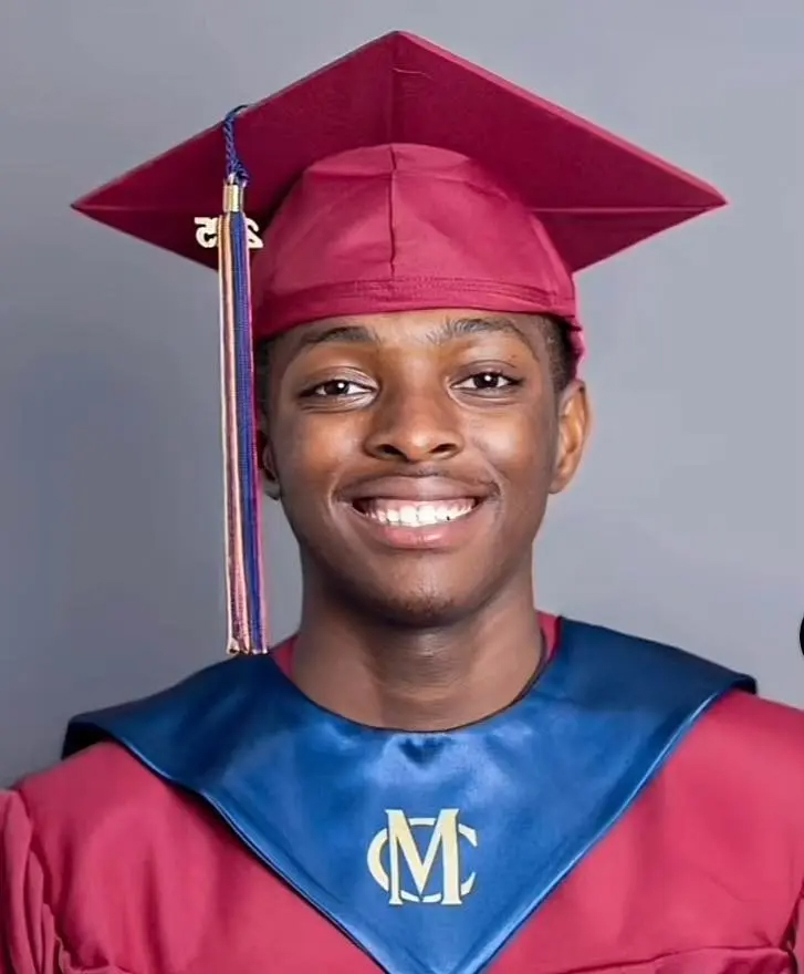 贝克刚刚毕业。