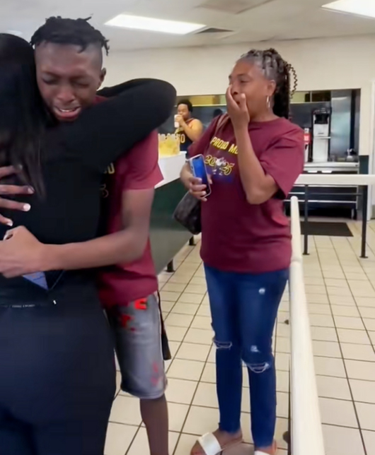 贝克收到善款感动喜极而泣，拥抱门多萨表示感谢。右为贝克的母亲也感动得哭了。