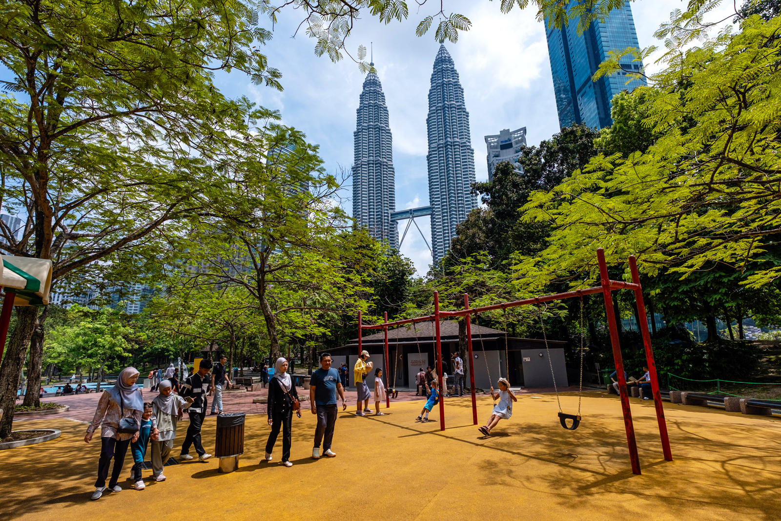 最近天气炎热,高温之下民众易“上火”患病,以致求诊率增加了约20%。