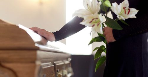 8旬老妇躺棺材突睁眼 宣告死亡后离奇复活