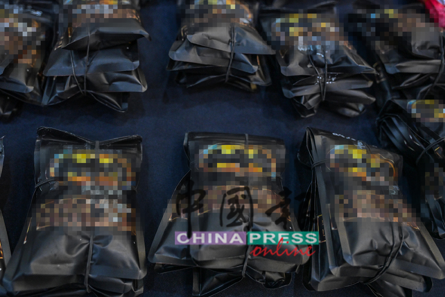 嫌犯用各种设计的包装分装毒品。