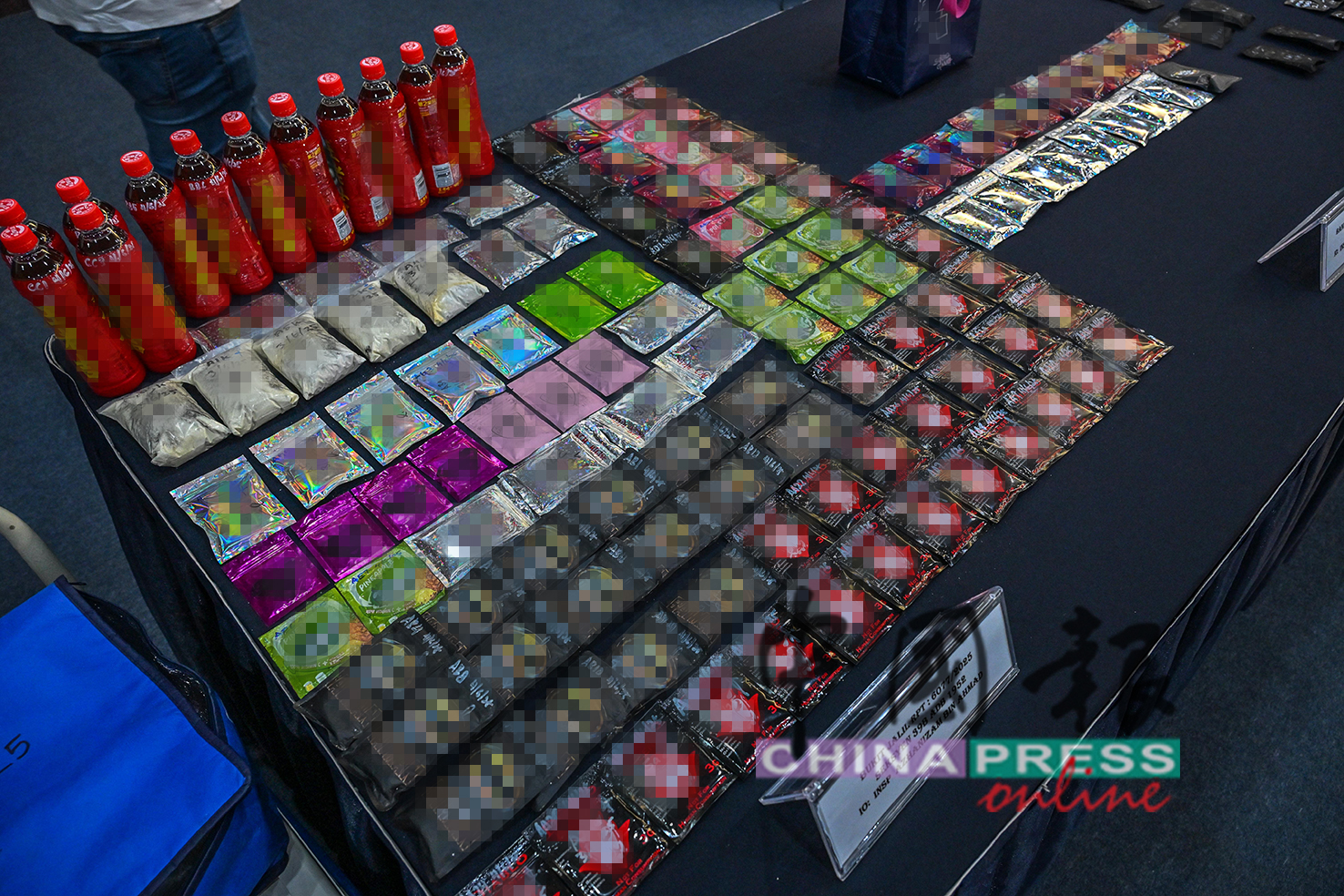 嫌犯除了贩售“毒饮料”，还有掺入毒品的电子烟液，以及可混入饮料中使用的包装毒品。