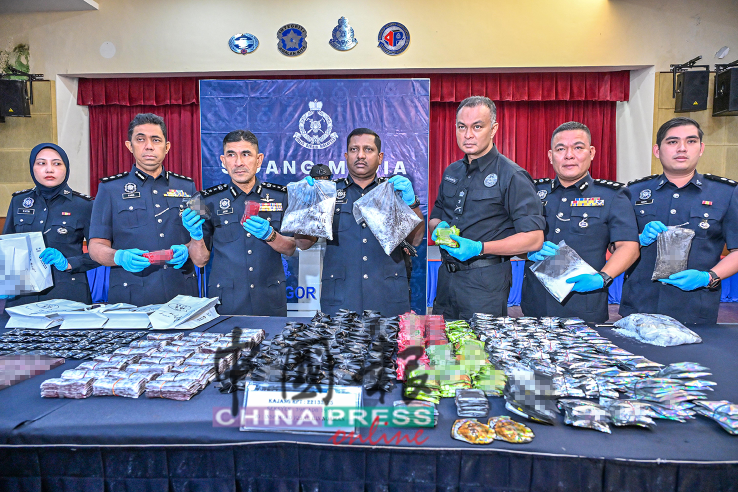 胡仙（中）指出，随着该集团被瓦解，警方充公了总值逾511万令吉的各类毒品、掺毒饮料和电子烟液。左3起为雪州副总警长莫哈末再尼和武吉阿曼肃毒局（情报/行动）高级助理总监贾斯米罗。