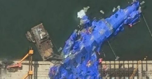 朝军舰下水侧翻受损 今被扶正持续修复中