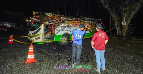 大学生巴士翻覆｜肇事巴士拖返警局 大批民众围观