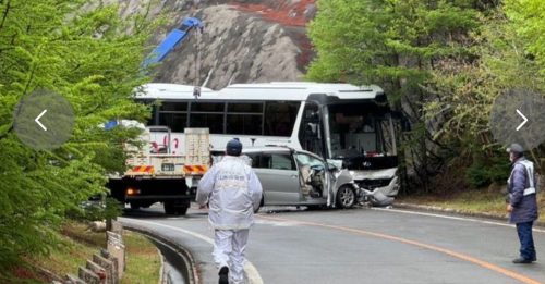 富士山旅巴与小客车相撞 6外国乘客受伤