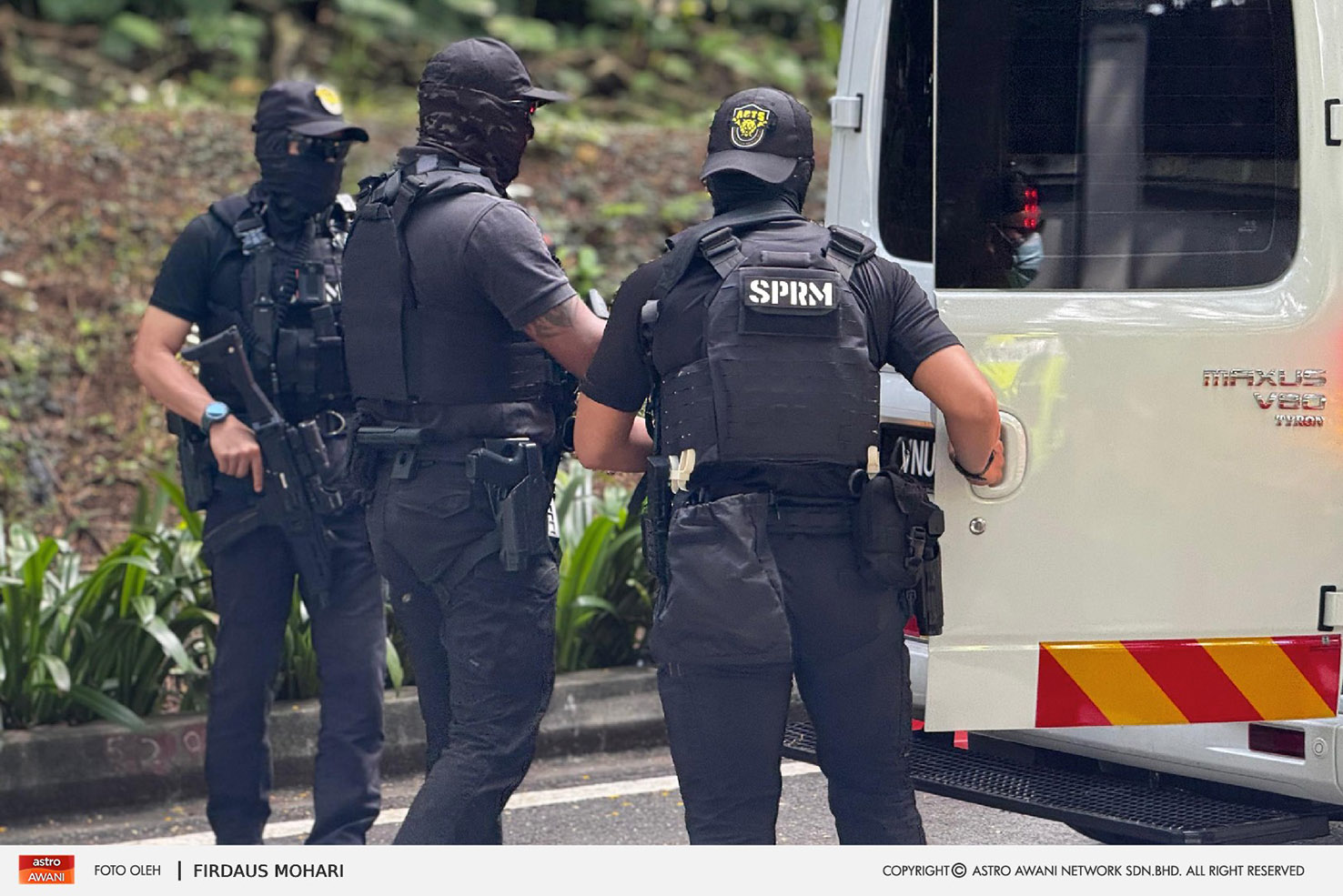 全副武装的反贪污战术小组人员抵达“丹斯里”的住家。