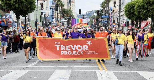 被特朗普砍补助 防LGBT自杀专线停运