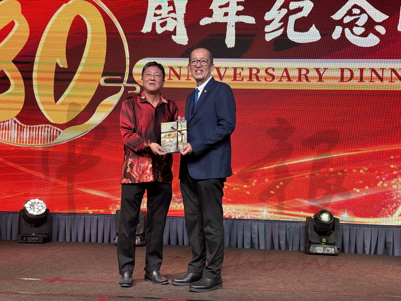 吉打杂货商公会主席王孙义(左起),颁发纪念特刊给方志明。