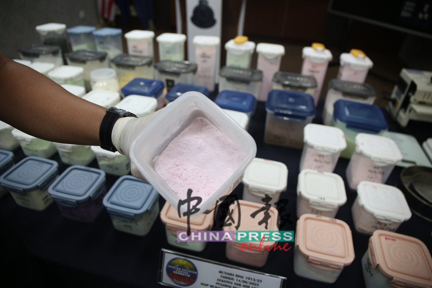 嫌犯有多种不同口味及味道的奶茶粉。
