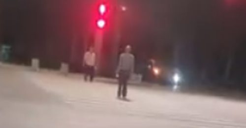 老人斑马线打羽球