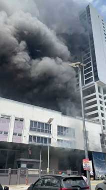 3层楼高货仓起火 员工闻讯大逃生！