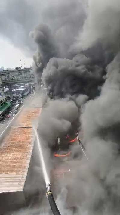 3层楼高货仓起火 员工闻讯大逃生！