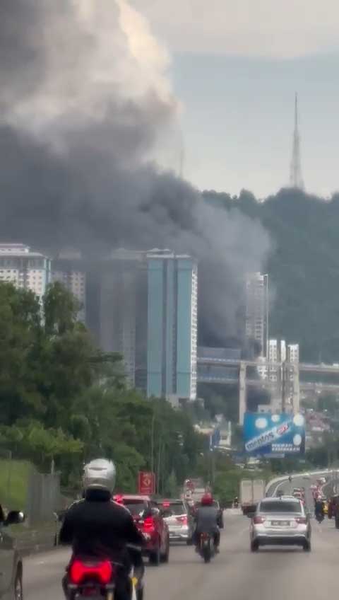 独家 – 突发！隆康乐花园一带 工厂大火 浓烟滚滚