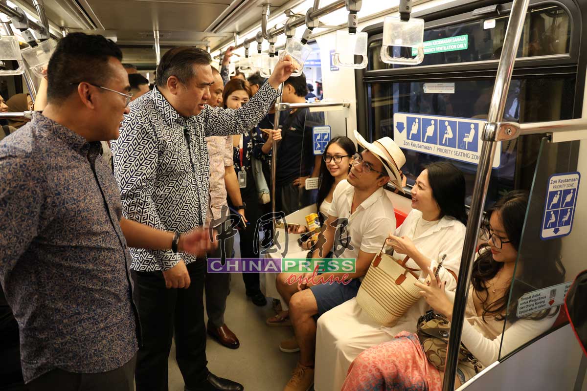 陆兆福（左2）亲自搭乘轻快铁，并向同班车的乘客了解他们对公共交通服务的意见。左为莫哈末阿兹哈鲁丁。