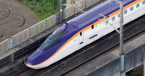 日本新干线与熊相撞 5班列车停驶 2300乘客受影响