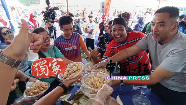 诺希尔米（右）与甲州媒体队在比赛结束后，展示大量榴梿核。