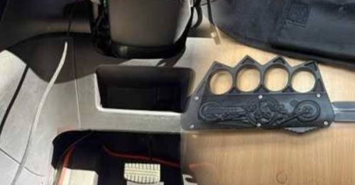 驱车入境新加坡  大马轿车藏武器！