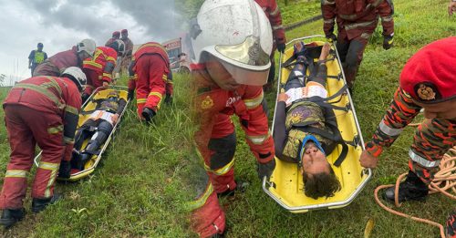 摩哆坠斜坡 骑士椎骨受伤 无法动弹