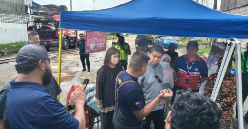 工厂大火爆炸｜废油随着水源流进地不佬海峡 环境局采取行动 避免污染扩散