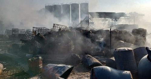 工厂大火爆炸｜杂物影响灌救行动 火场仍有余火