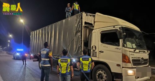 罗厘车斗套上帆布 载66头生猪越州 结果遭截停充公