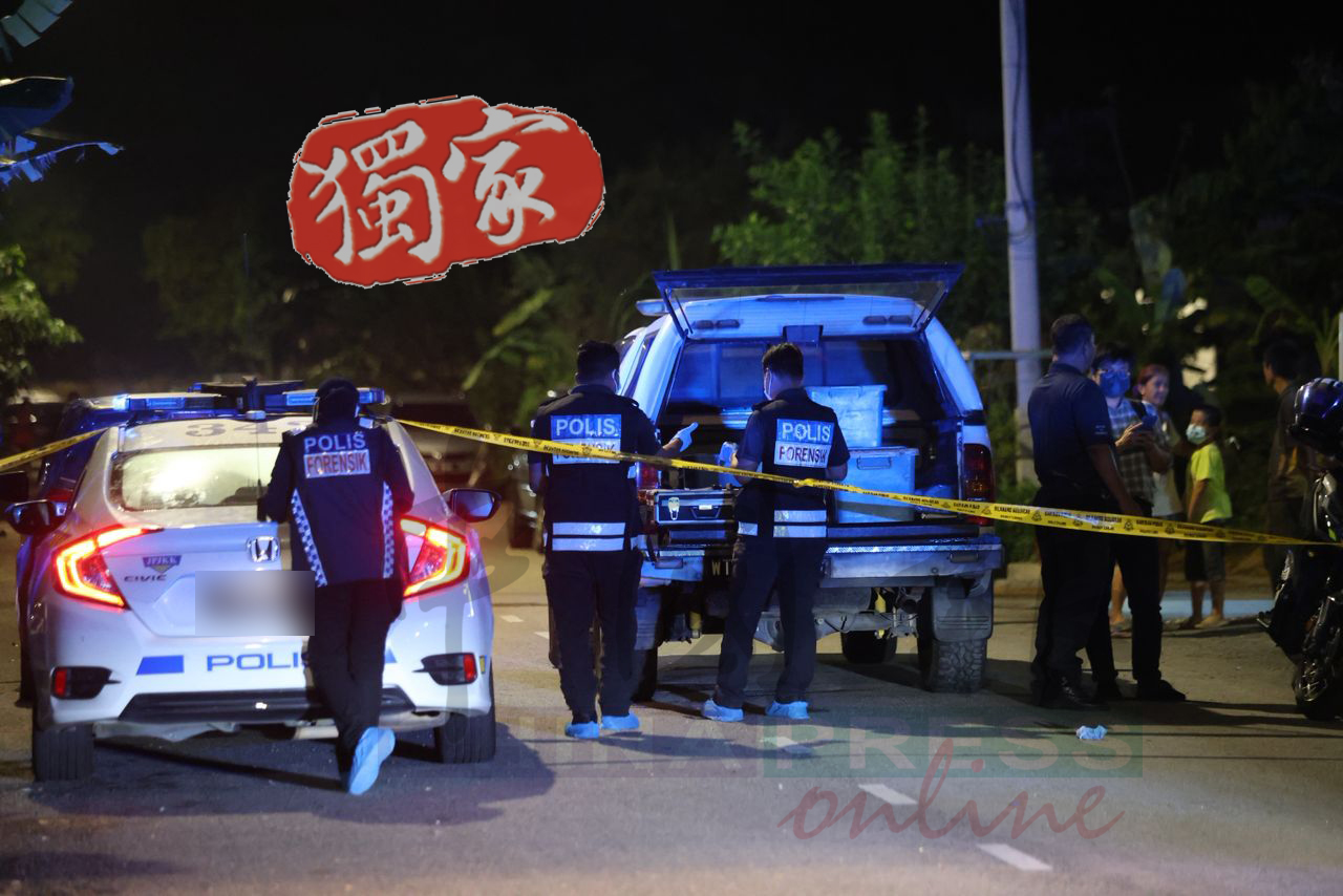 鉴证人员将现场蒐集的证据装袋带走，作进一步分析。