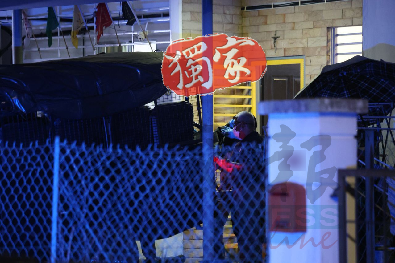 警方使用黑车将3具遗体运往医院太平间进行解剖与查验。